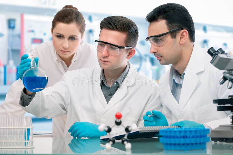 Sperimentazione degli scienziati nel laboratorio di ricerca fotografia stock libera da diritti Sperimentazione degli scienziati nel laboratorio di ricerca fotografia stock libera da diritti