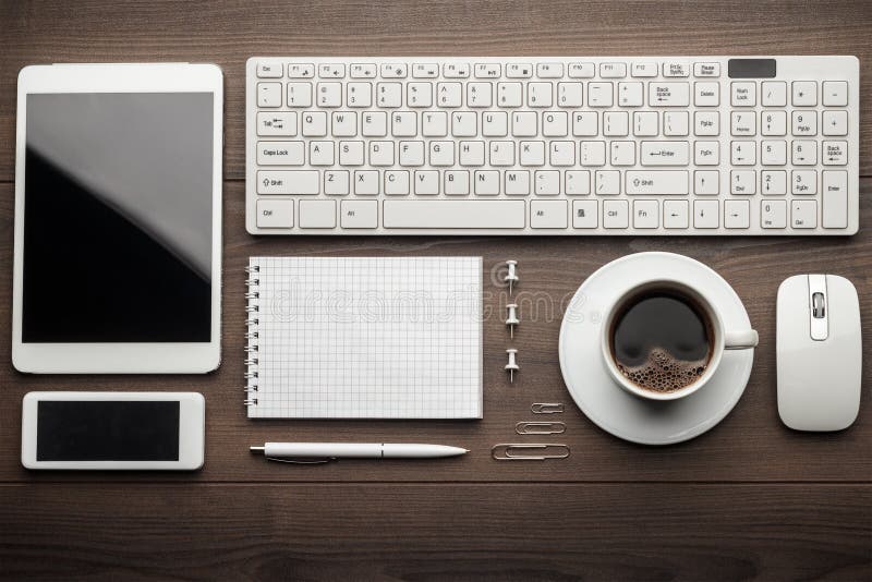 Spese generali degli oggetti essenziali dell'ufficio nell'ordine fotografia stock libera da diritti Spese generali degli oggetti essenziali dell'ufficio nell'ordine fotografia stock libera da diritti