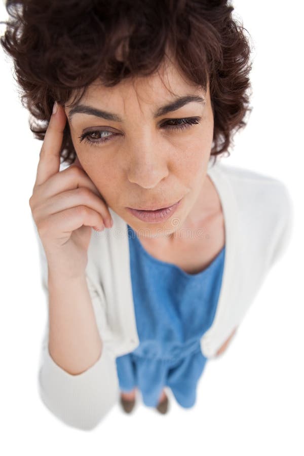 Spese generali della donna che indicano il suo tempio immagini stock Spese generali della donna che indicano il suo tempio immagini stock