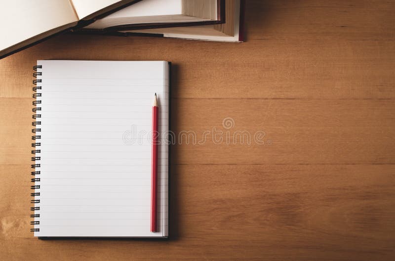 Spese generali dello scrittorio con il taccuino, i manuali e la matita aperti fotografia stock libera da diritti