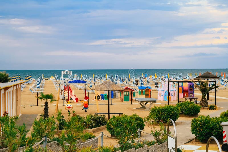 Spettacolo per i bambini sulla linea costiera di Rimini, Italia fotografia stock libera da diritti Spettacolo per i bambini sulla linea costiera di Rimini, Italia fotografia stock libera da diritti