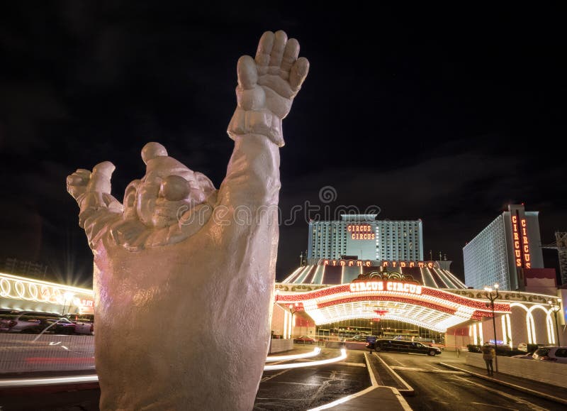 Spexa på ingången för den cirkuscirkushotellet och kasinot på natten - Las Vegas, Nevada, USA arkivfoton Spexa på ingången för den cirkuscirkushotellet och kasinot på natten - Las Vegas, Nevada, USA arkivfoton