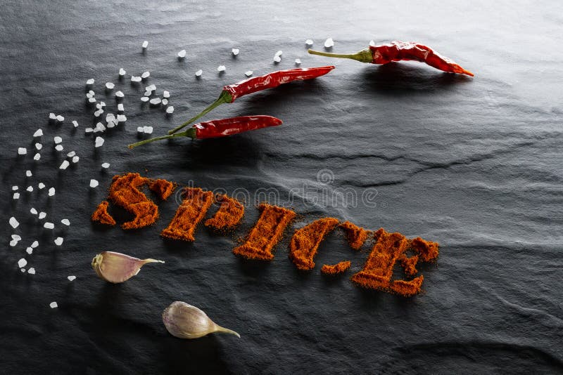 spezia Fine al suolo della paprica, del peperoncino, dell'aglio e del sale marino su immagini stock spezia Fine al suolo della paprica, del peperoncino, dell'aglio e del sale marino su immagini stock