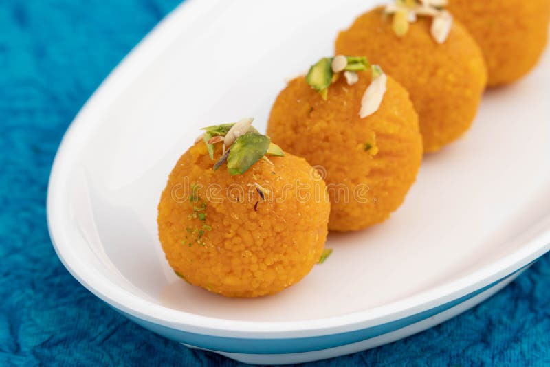 Spezielle banarasi laddu indian mithai aus bengal gram Mehl tief gebraten in desi ghee in weißem Tablett. Meetha laddoo stockbilder