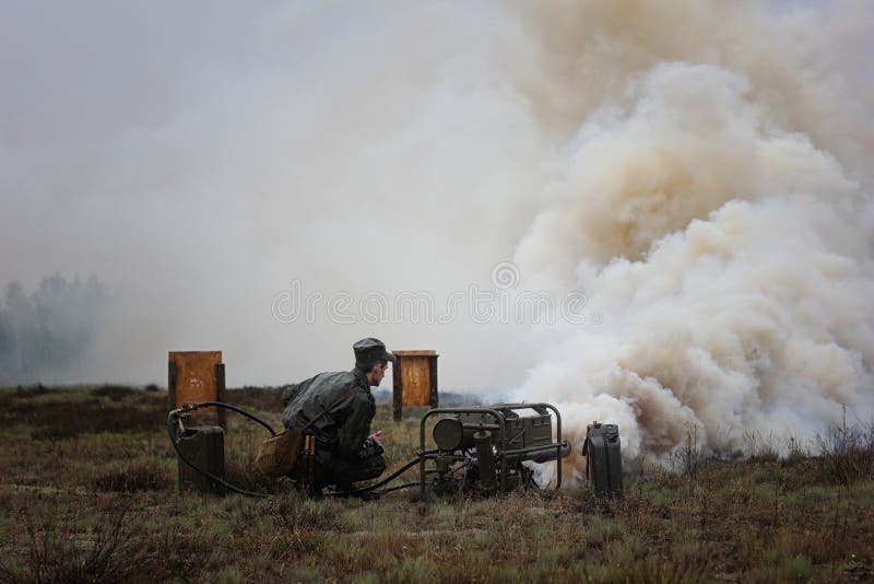 Spezielle militärische Ausrüstung für Rauch lizenzfreies stockfoto Spezielle militärische Ausrüstung für Rauch lizenzfreies stockfoto