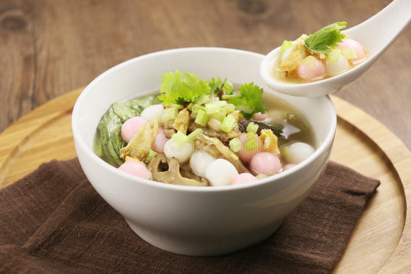 Spezielle Suppe des Reisballs und -pilzes in der weißen Platte auf hölzernem lizenzfreies stockbild Spezielle Suppe des Reisballs und -pilzes in der weißen Platte auf hölzernem lizenzfreies stockbild