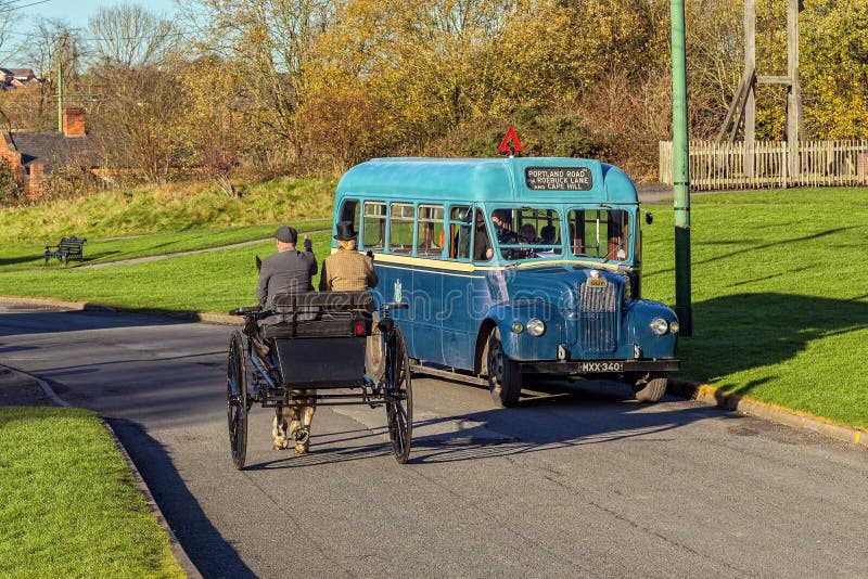 Spezieller Bus 1953 Kerl GS, der ein Pferd und eine Falle führt stockfotografie Spezieller Bus 1953 Kerl GS, der ein Pferd und eine Falle führt stockfotografie