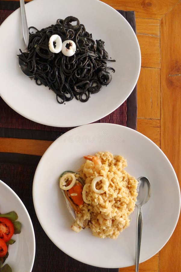 Sphaghetti da massa da tinta do risoto & do calamar fotografia de stock Sphaghetti da massa da tinta do risoto & do calamar fotografia de stock