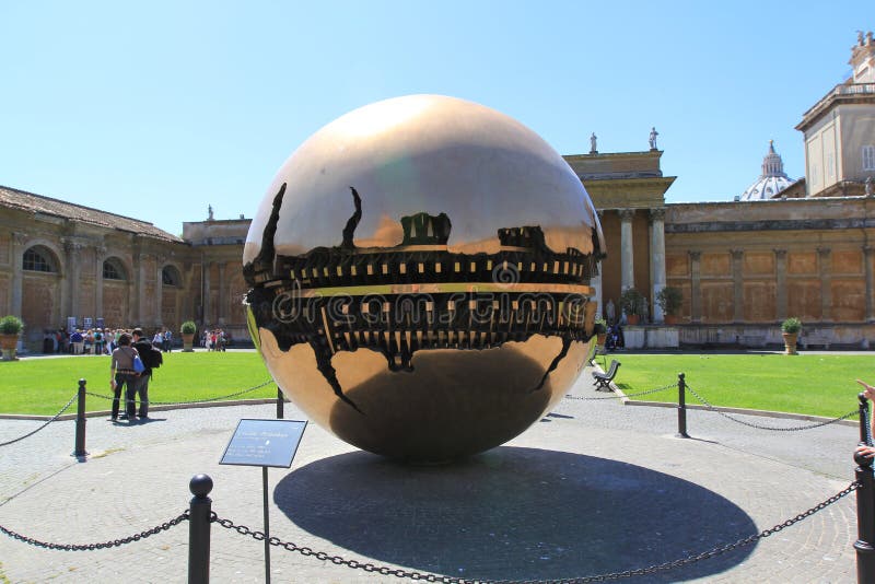 Sphere Within Sphere - eine Bronzeskulptur des italienischen Bildhauers Arnaldo Pomodoro im Innenhof des Papal Apostolischen Pala