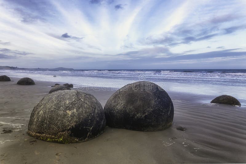 Spheric валуны Moeraki на восточном побережье Новой Зеландии стоковые фото Spheric валуны Moeraki на восточном побережье Новой Зеландии стоковые фото