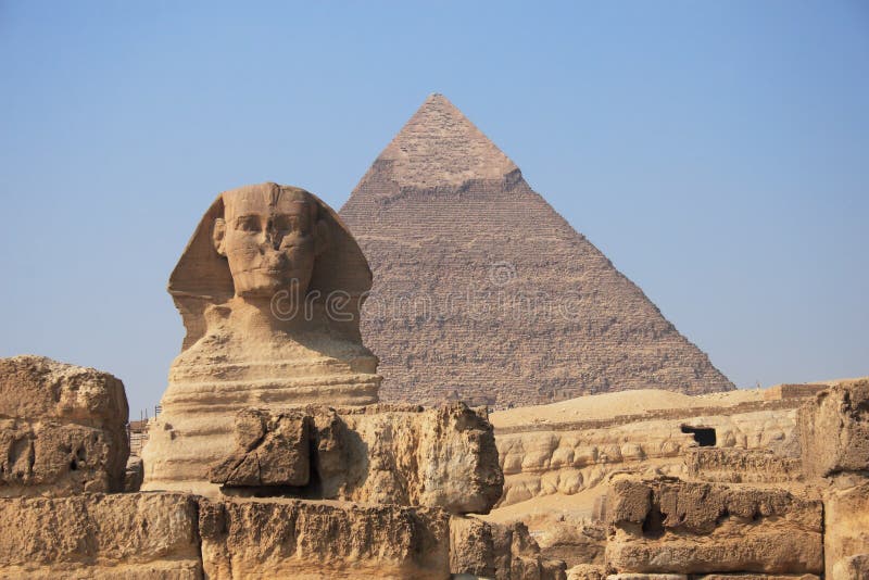 Sphinx und Pyramide lizenzfreie stockfotografie Sphinx und Pyramide lizenzfreie stockfotografie