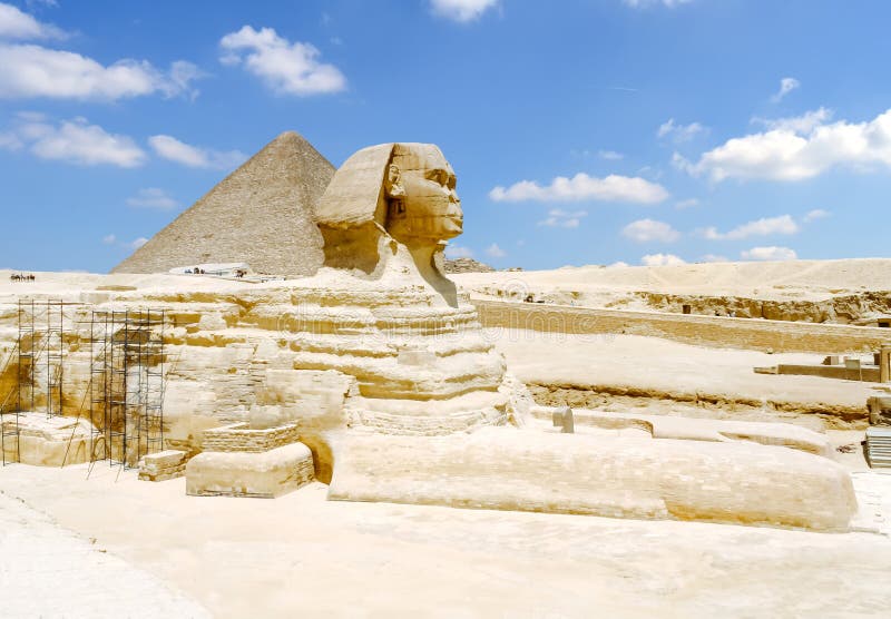 Sphinx και η μεγάλη πυραμίδα Giza στην Αίγυπτο