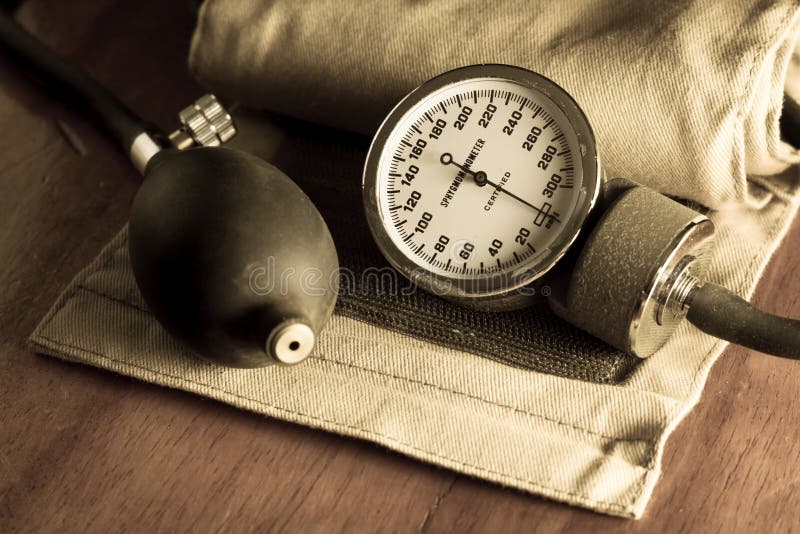 Sphygmomanometer, mig dical hjälpmedel och utrustning royaltyfri foto Sphygmomanometer, mig dical hjälpmedel och utrustning royaltyfri foto