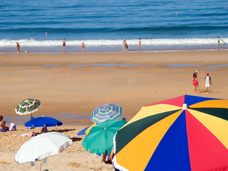 Spiaggia ammucchiata ad estate