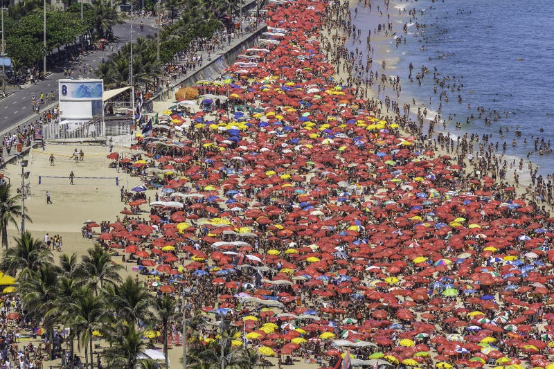 Spiaggia ammucchiata di Copacabana in Rio de Janeiro