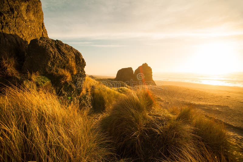 Spiaggia con le grandi rocce Alba alla costa dell'Oregon fotografie stock libere da diritti Spiaggia con le grandi rocce Alba alla costa dell'Oregon fotografie stock libere da diritti