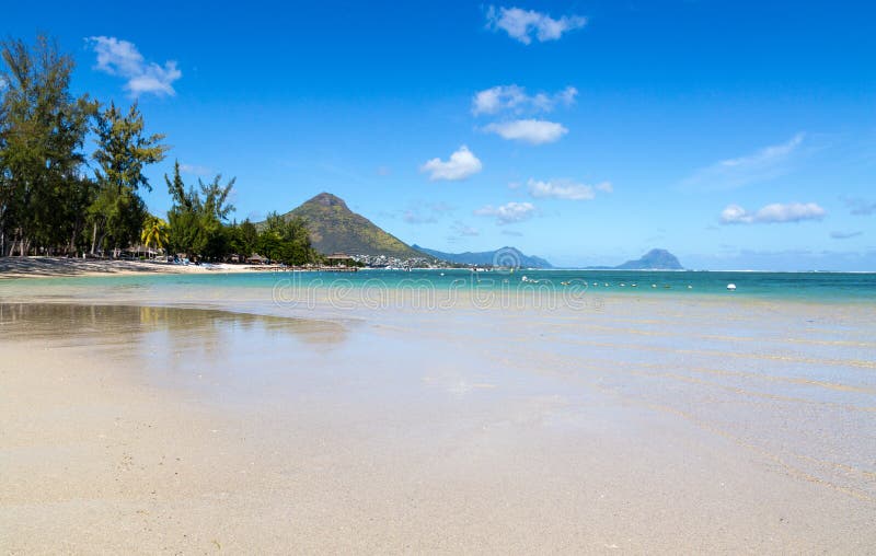 Spiaggia del flac dell'en di Flic che trascura Tourelle du Tamarin Mauritius immagini stock Spiaggia del flac dell'en di Flic che trascura Tourelle du Tamarin Mauritius immagini stock