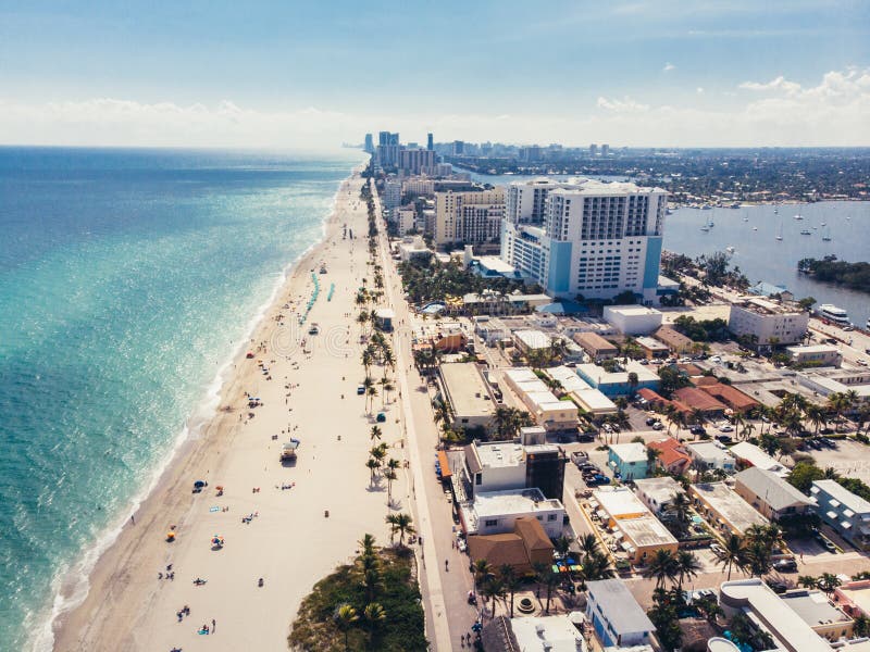 Spiaggia dell'oceano con la vista della linea costiera della gente dalla cima vicino a Miami, Florida fotografie stock libere da diritti Spiaggia dell'oceano con la vista della linea costiera della gente dalla cima vicino a Miami, Florida fotografie stock libere da diritti