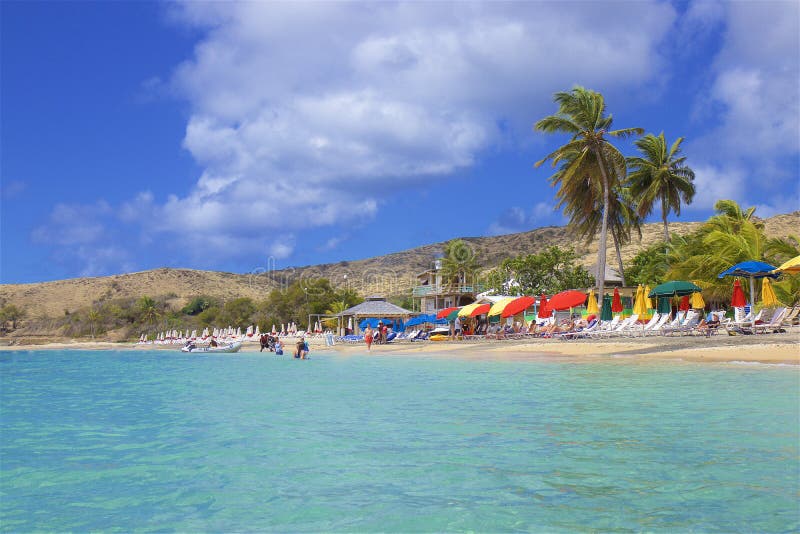 Spiaggia della conchiglia in st San Cristobal, i Caraibi immagine stock libera da diritti Spiaggia della conchiglia in st San Cristobal, i Caraibi immagine stock libera da diritti