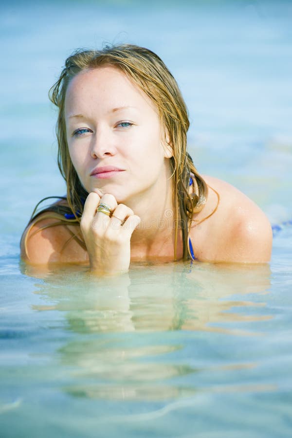 Spiaggia della donna del ritratto fotografia stock libera da diritti Spiaggia della donna del ritratto fotografia stock libera da diritti