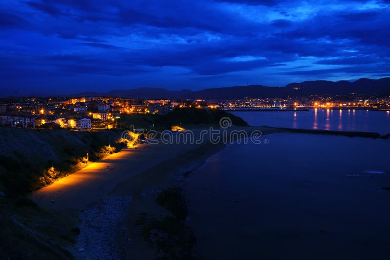 Spiaggia di Arrigunaga a Getxo alla notte fotografia stock Spiaggia di Arrigunaga a Getxo alla notte fotografia stock