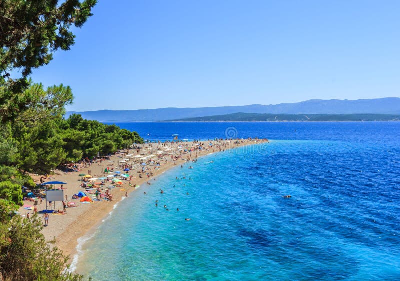Download Spiaggia di Bol, Croazia fotografia stock. Immagine di nave - 56880486