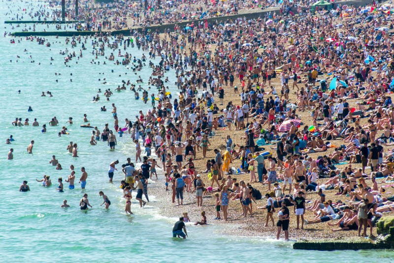 Spiaggia di Brighton del 29 giugno 2019, Brighton e Hove BRITANNICI, East Sussex, Inghilterra Migliaia di gente si rilassano sul