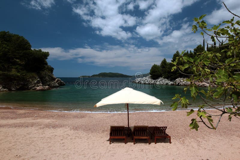 SPIAGGIA DI EUROPA BALCANI MONTENEGRO MILOCER fotografia stock libera da diritti SPIAGGIA DI EUROPA BALCANI MONTENEGRO MILOCER fotografia stock libera da diritti