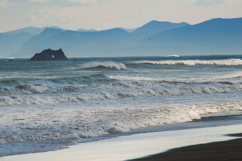 Spiaggia di Halaktyr kamchatka Federazione Russa Spiaggia di sabbia quasi nera di colore di buio dell'oceano Pacifico Montagne di fotografie stock Spiaggia di Halaktyr kamchatka Federazione Russa Spiaggia di sabbia quasi nera di colore di buio dell'oceano Pacifico Montagne di fotografie stock
