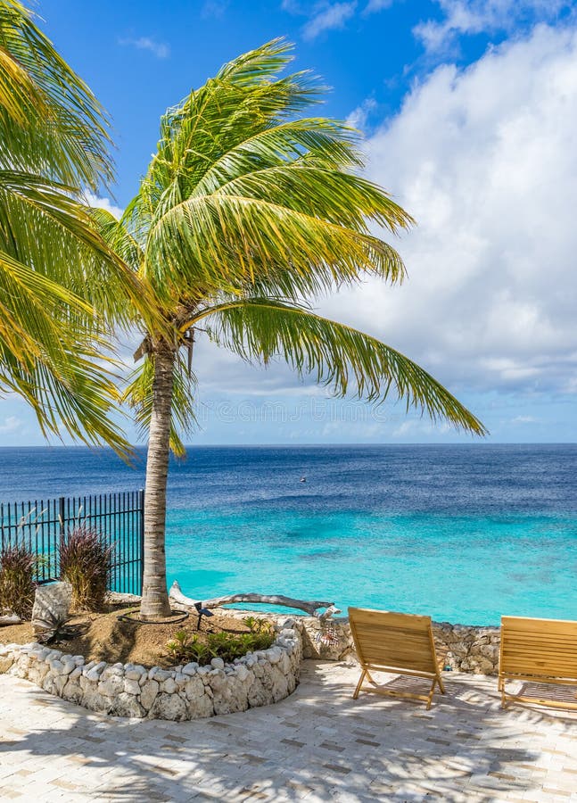 Spiaggia di Knip - punti di vista del Curacao della chaise-lounge del sole immagine stock libera da diritti Spiaggia di Knip - punti di vista del Curacao della chaise-lounge del sole immagine stock libera da diritti