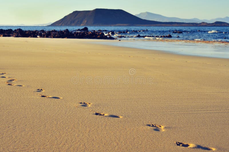 Spiaggia di sabbia bianca in Corralejo, Fuerteventura, Cana immagini stock libere da diritti Spiaggia di sabbia bianca in Corralejo, Fuerteventura, Cana immagini stock libere da diritti