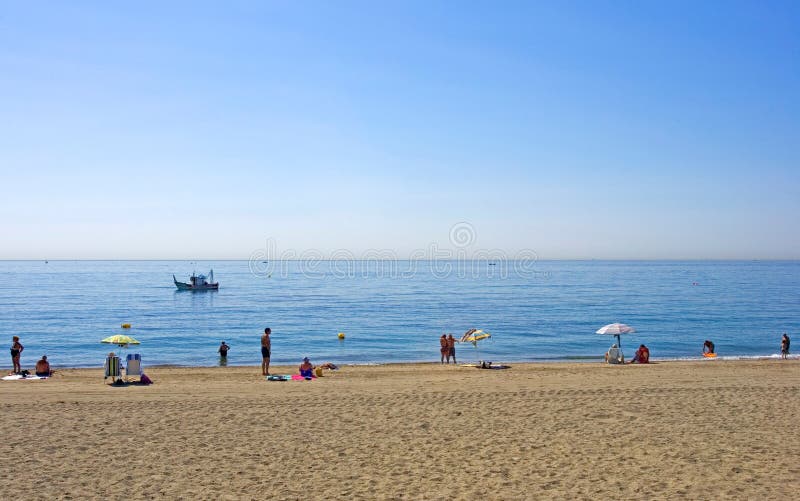Spiaggia di Sandy a Estepona in Spagna del sud fotografie stock