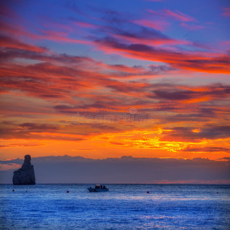 Spiaggia di tramonto di Ibiza Cala Benirras a San Juan a balearico