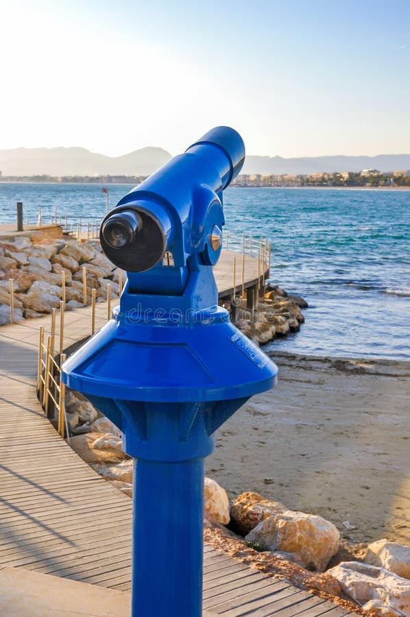 Spiaggia di trascuratezza del telescopio a gettoni della città marittima fotografie stock Spiaggia di trascuratezza del telescopio a gettoni della città marittima fotografie stock