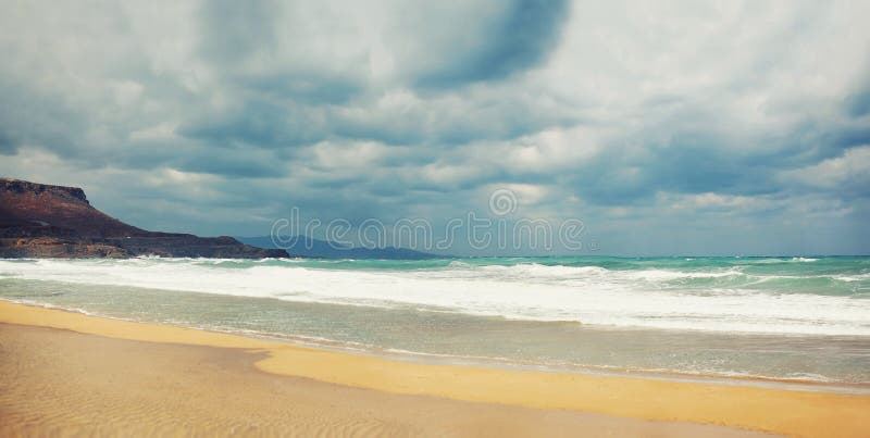 Spiaggia e mare con le forti onde, cielo tempestoso, backgro delle nuvole di buio immagine stock Spiaggia e mare con le forti onde, cielo tempestoso, backgro delle nuvole di buio immagine stock