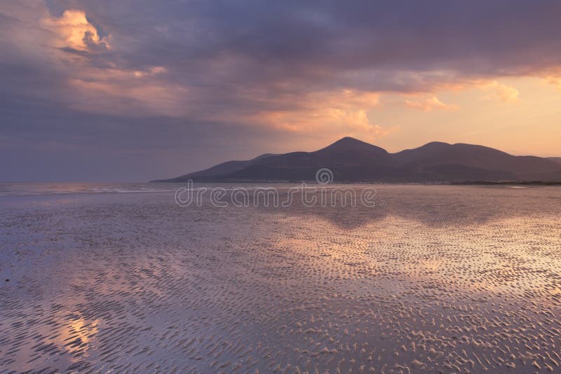 Spiaggia e montagne in Irlanda del Nord al tramonto fotografia stock Spiaggia e montagne in Irlanda del Nord al tramonto fotografia stock