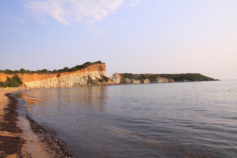 Spiaggia e scogliere di Gerakas sull'isola di Zacinto immagine stock Spiaggia e scogliere di Gerakas sull'isola di Zacinto immagine stock