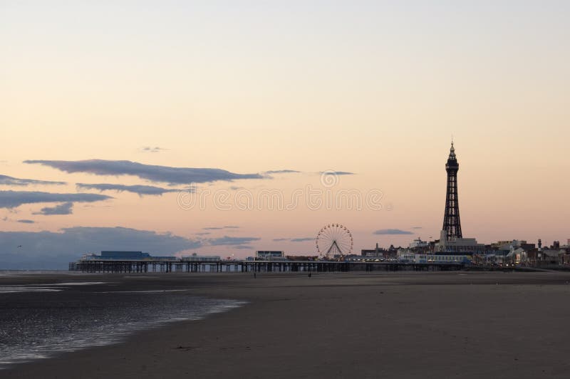 Spiaggia e torretta di Blackpool fotografia stock libera da diritti Spiaggia e torretta di Blackpool fotografia stock libera da diritti