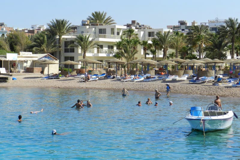 Spiaggia egiziana al giorno soleggiato, Hurghada immagine stock libera da diritti Spiaggia egiziana al giorno soleggiato, Hurghada immagine stock libera da diritti