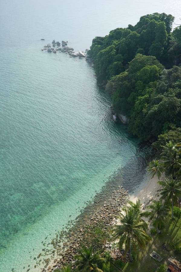 Spiaggia esotica di lengkuas dall'alto angolo fotografia stock libera da diritti Spiaggia esotica di lengkuas dall'alto angolo fotografia stock libera da diritti