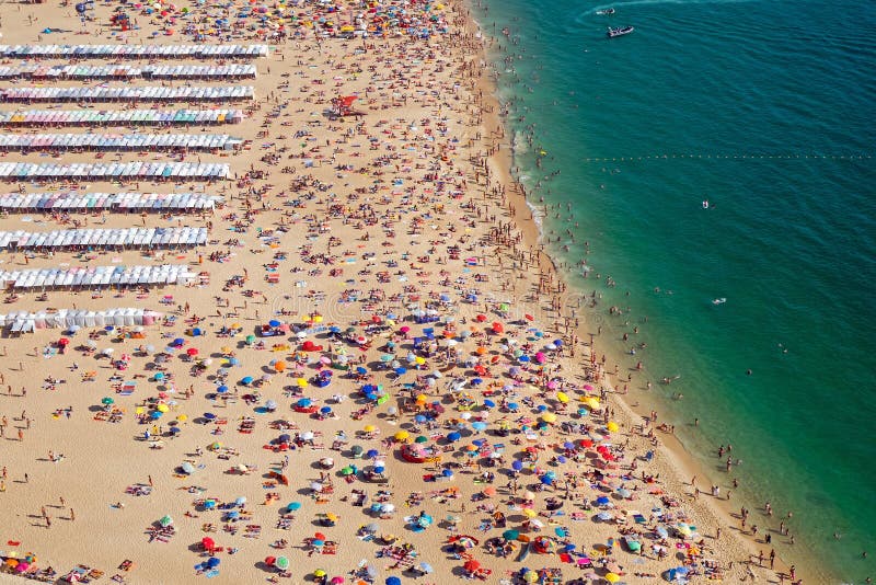 Spiaggia molto ammucchiata nel Portogallo