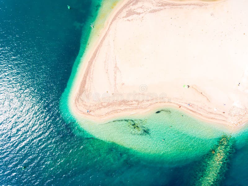 Spiaggia nascosta nella vista aerea della cima della Grecia dell'isola di Leucade giù fotografia stock libera da diritti Spiaggia nascosta nella vista aerea della cima della Grecia dell'isola di Leucade giù fotografia stock libera da diritti