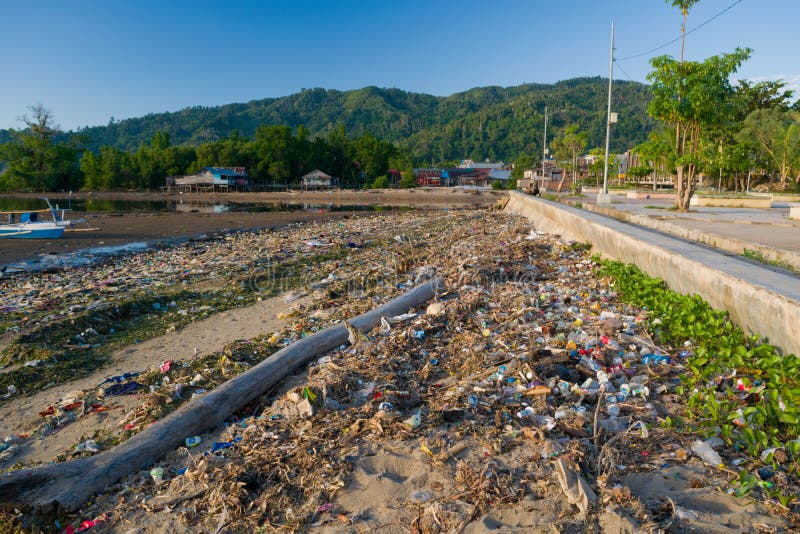Spiaggia piena di rifiuti di plastica fotografia stock libera da diritti Spiaggia piena di rifiuti di plastica fotografia stock libera da diritti