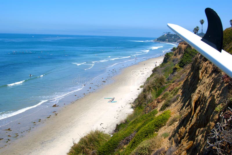 Spiaggia praticante il surfing del sud di California con il surf nel foregrou
