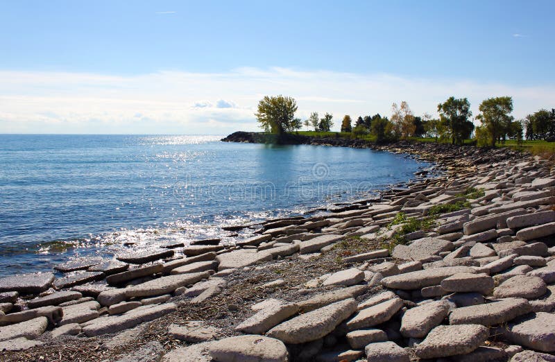 Spiaggia rocciosa del lago Ontario fotografia stock Spiaggia rocciosa del lago Ontario fotografia stock