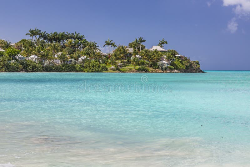 Spiaggia sabbiosa bianca tropicale sull'isola carrebian della st Maarten immagine stock libera da diritti Spiaggia sabbiosa bianca tropicale sull'isola carrebian della st Maarten immagine stock libera da diritti