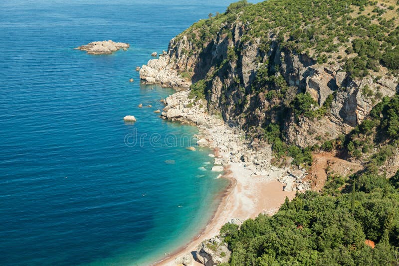 Spiaggia selvaggia sulla costa di mare adriatica