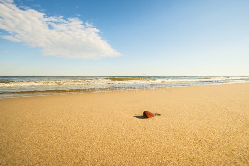 Spiaggia solitaria del Mar Baltico con il ciottolo fotografia stock libera da diritti Spiaggia solitaria del Mar Baltico con il ciottolo fotografia stock libera da diritti