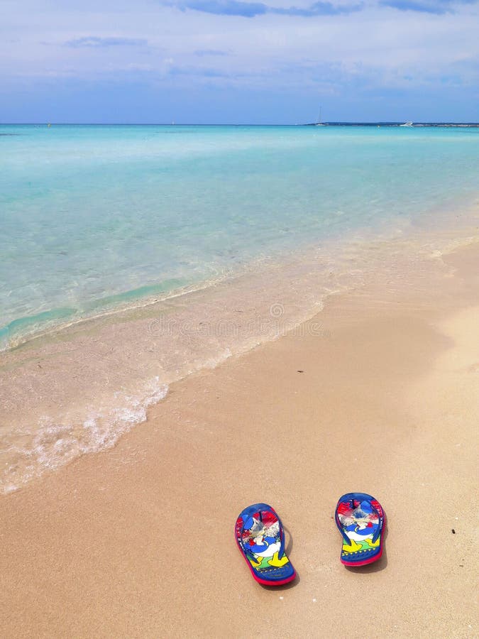 Spiaggia variopinta di paradiso di estate con chiare acqua blu e sabbia in Pescoluse, Puglia Italia fotografie stock libere da diritti Spiaggia variopinta di paradiso di estate con chiare acqua blu e sabbia in Pescoluse, Puglia Italia fotografie stock libere da diritti