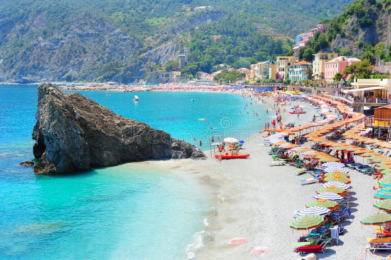 Spiaggia in villaggio italiano Monterosso immagini stock libere da diritti